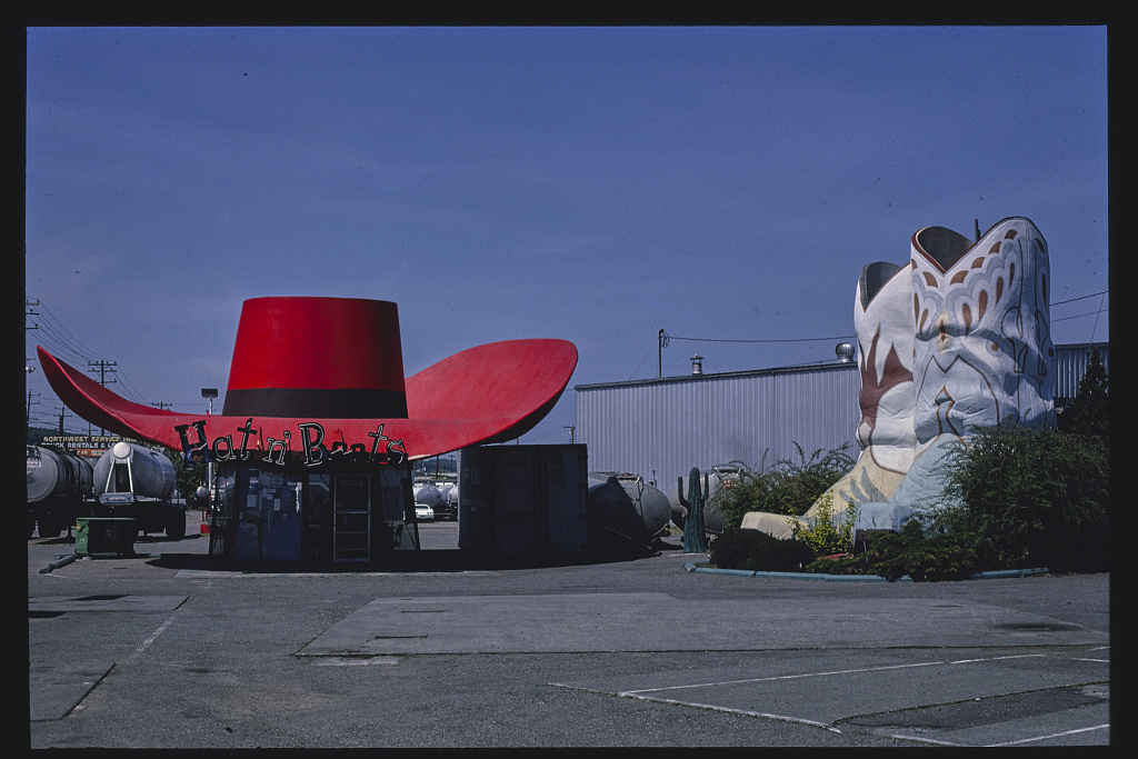 00005vHat-n-Boots-gas-station-overall-view-Route-99-1980.jpg