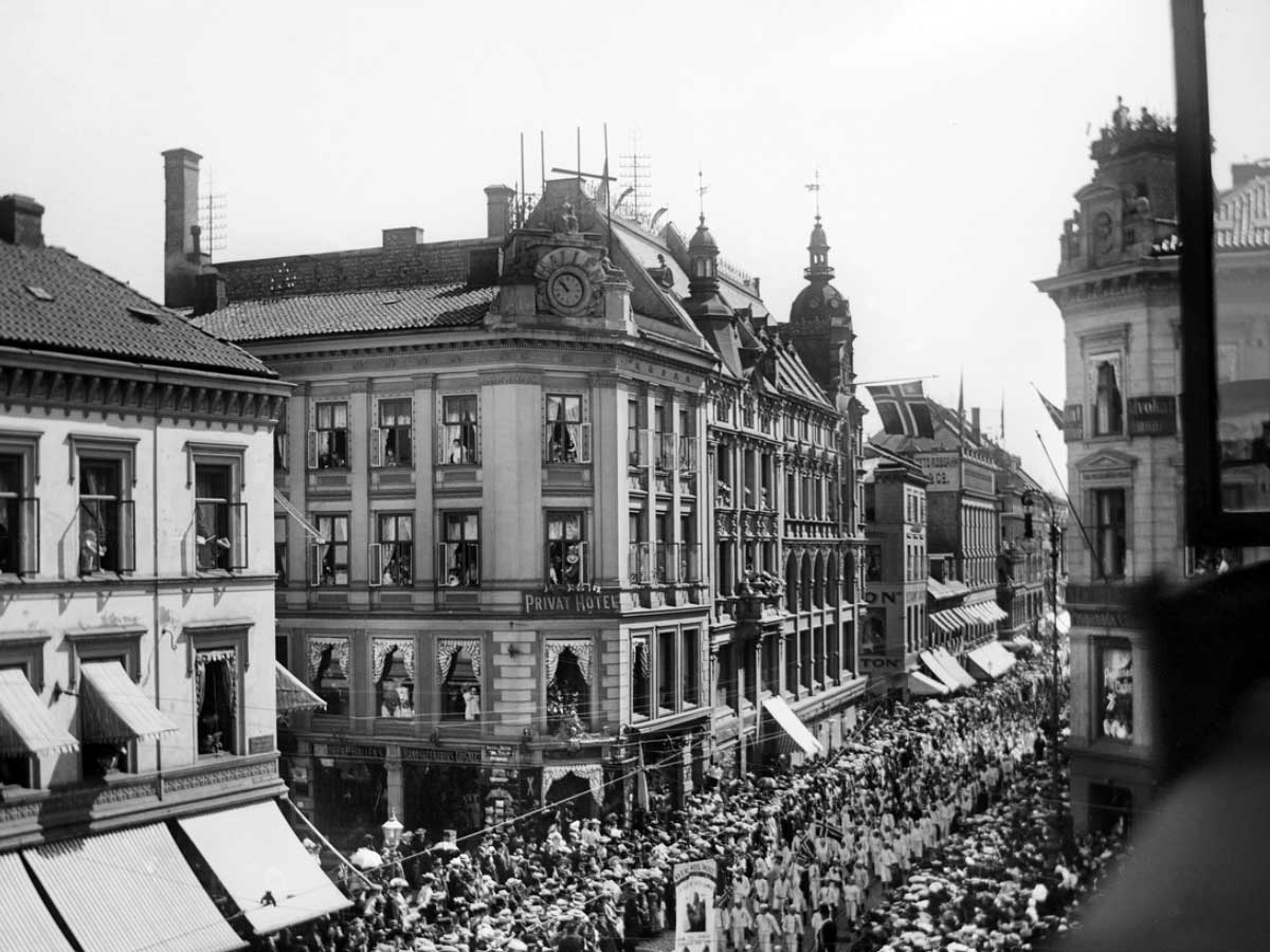 17-mai-på-Karl-Johan-med-karl-johans-gate-21-og-23.jpg