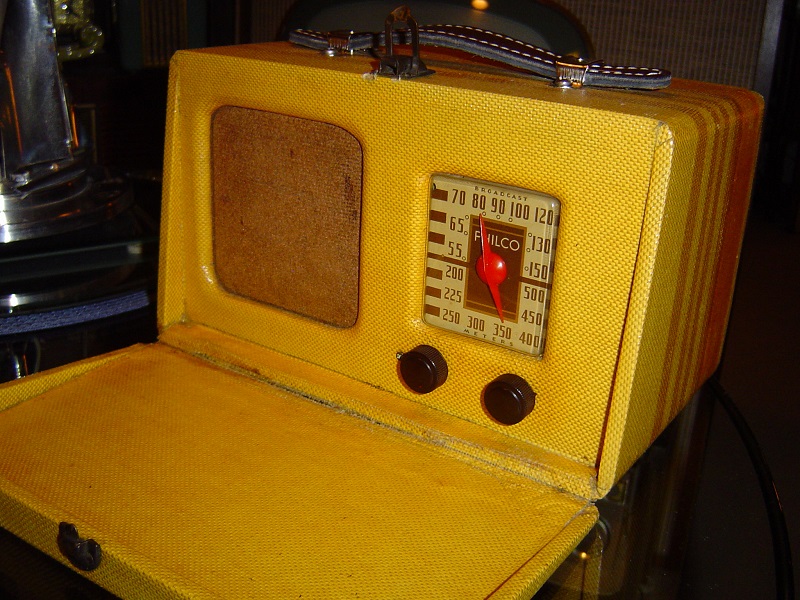 1940 Philco 82-T.JPG