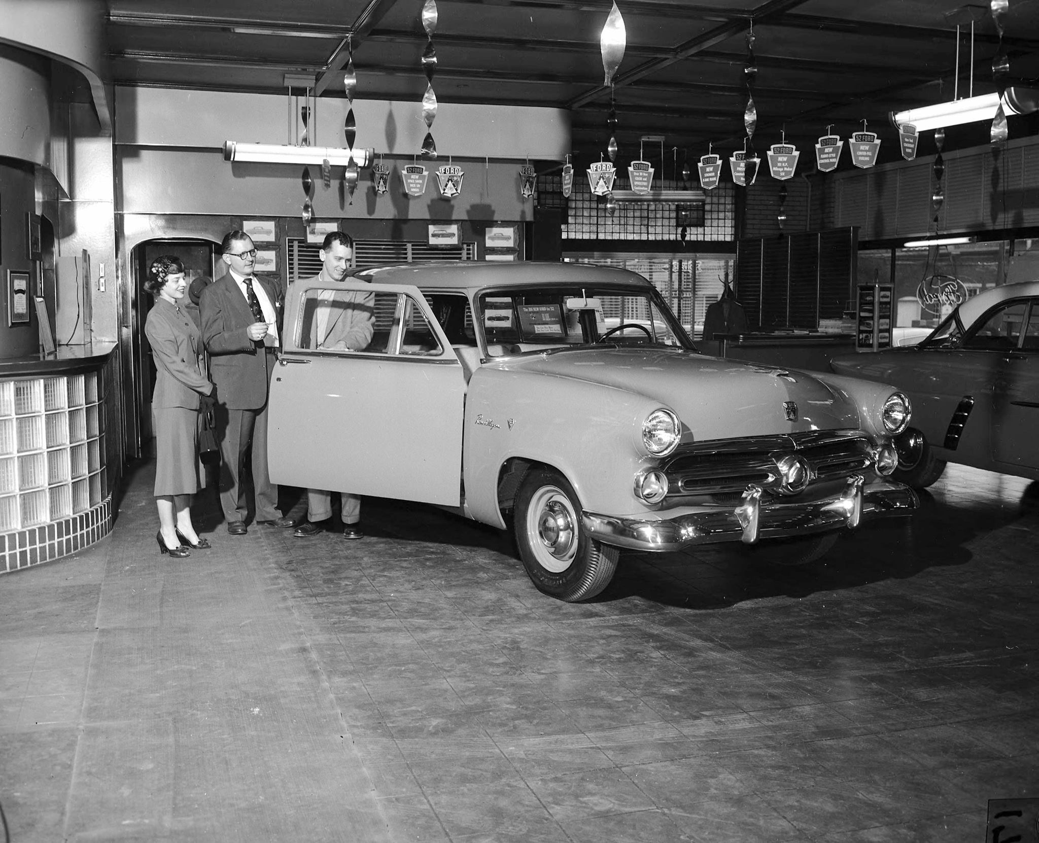 1952_Fellini_Dukewits_Ford_Interior.jpg