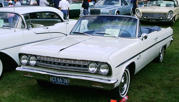 1963_Oldsmobile_F-85_conv-white.jpg