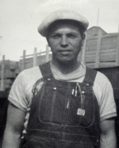 19Jun20 Dad Rare image with hat c1950 600x.jpg