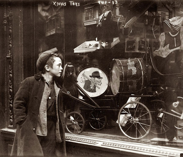 600Boy-looking-at-Xmas-toys-in-shop-window-in-New-York-circa-1910.jpg