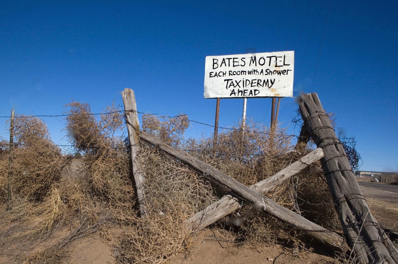 a-sign-referring-to-bates-motel-on-the-edge-of-a-road-next-to-i-40-DC7WHX.jpg