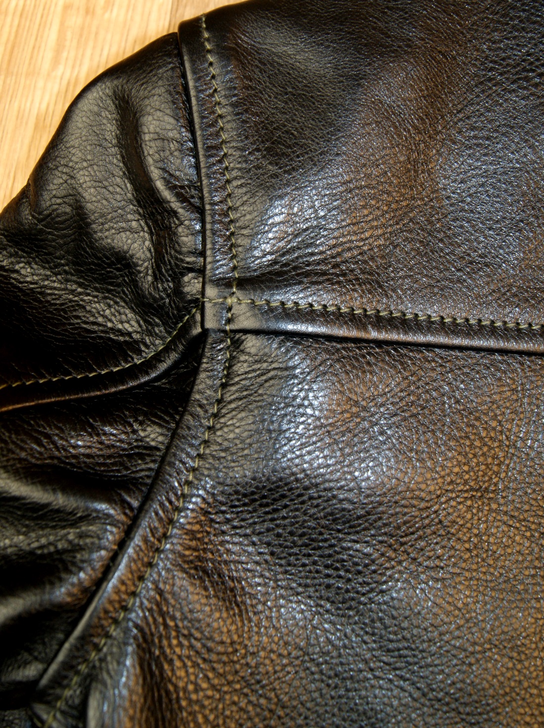 Aero Board Racer Black Vicenza Horsehide LS19 shoulder grain.jpg