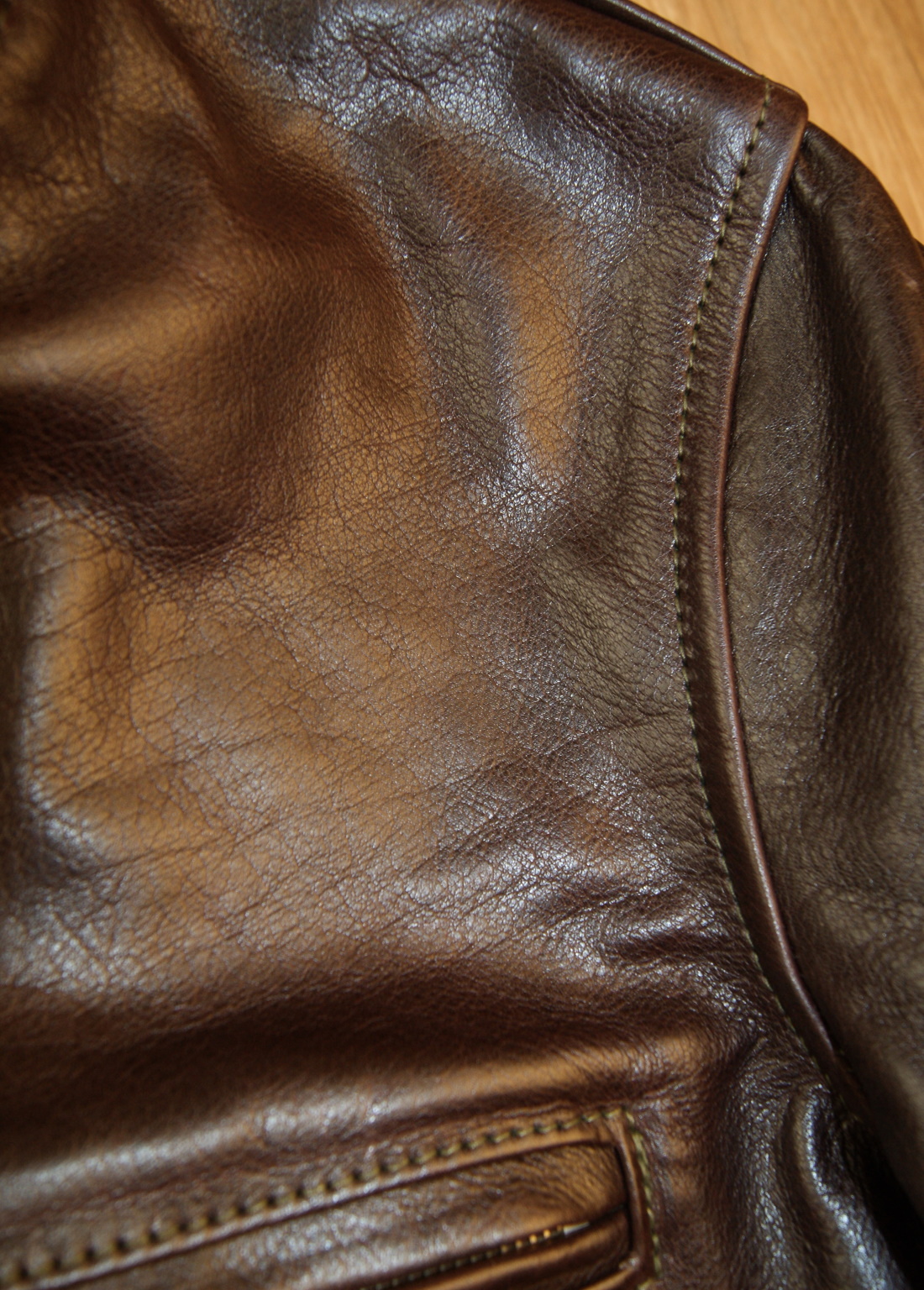 Aero Board Racer Dark Seal Vicenza Horsehide FS9 shoulder grain.jpg