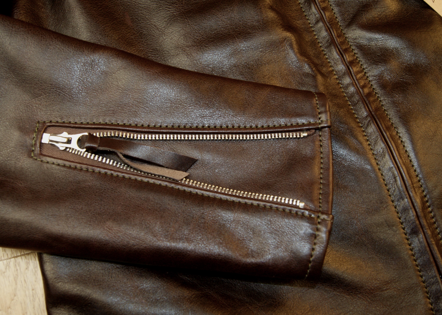 Aero Board Racer Dark Seal Vicenza Horsehide UCS5 sleeve zipper.jpg