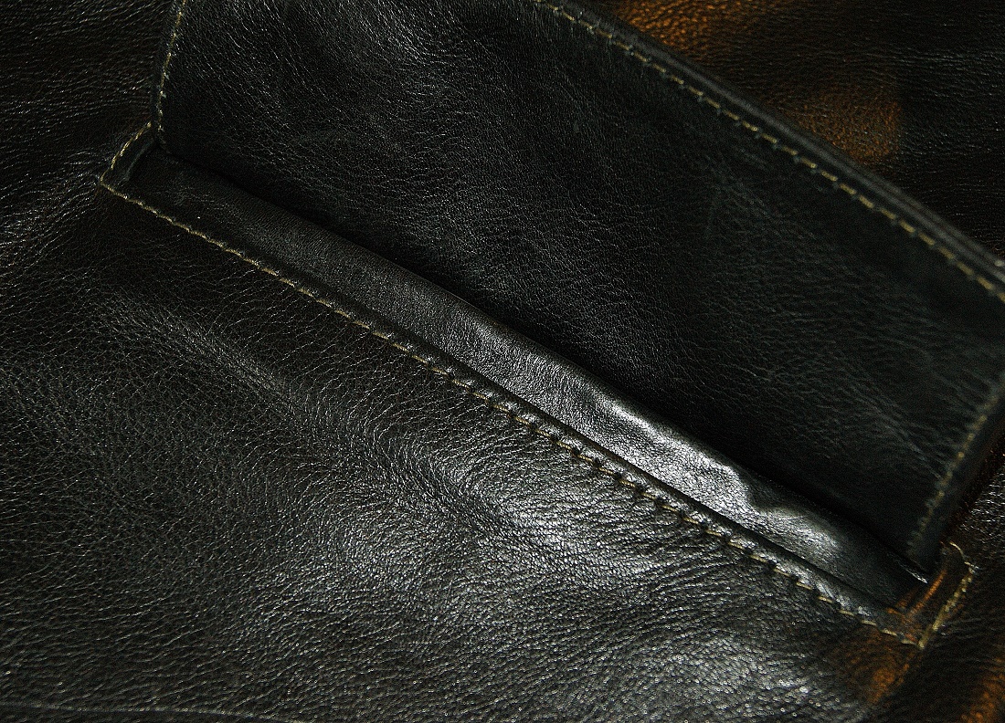 Aero Cheyenne Black Vicenza Horsehide cargo 2.jpg