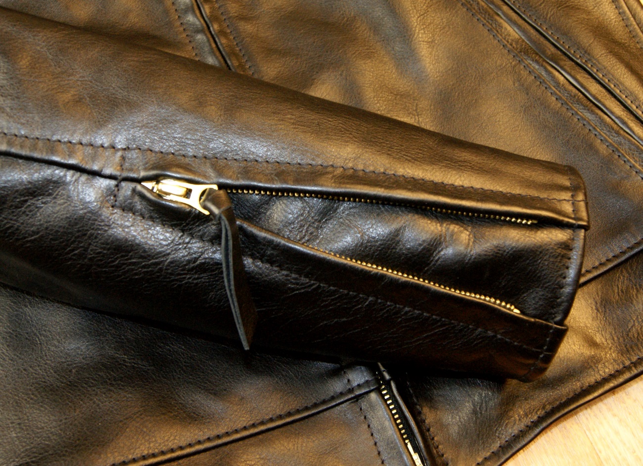 Aero Premier Highwayman Black Vicenza Horsehide CC6 sleeve zip.jpg