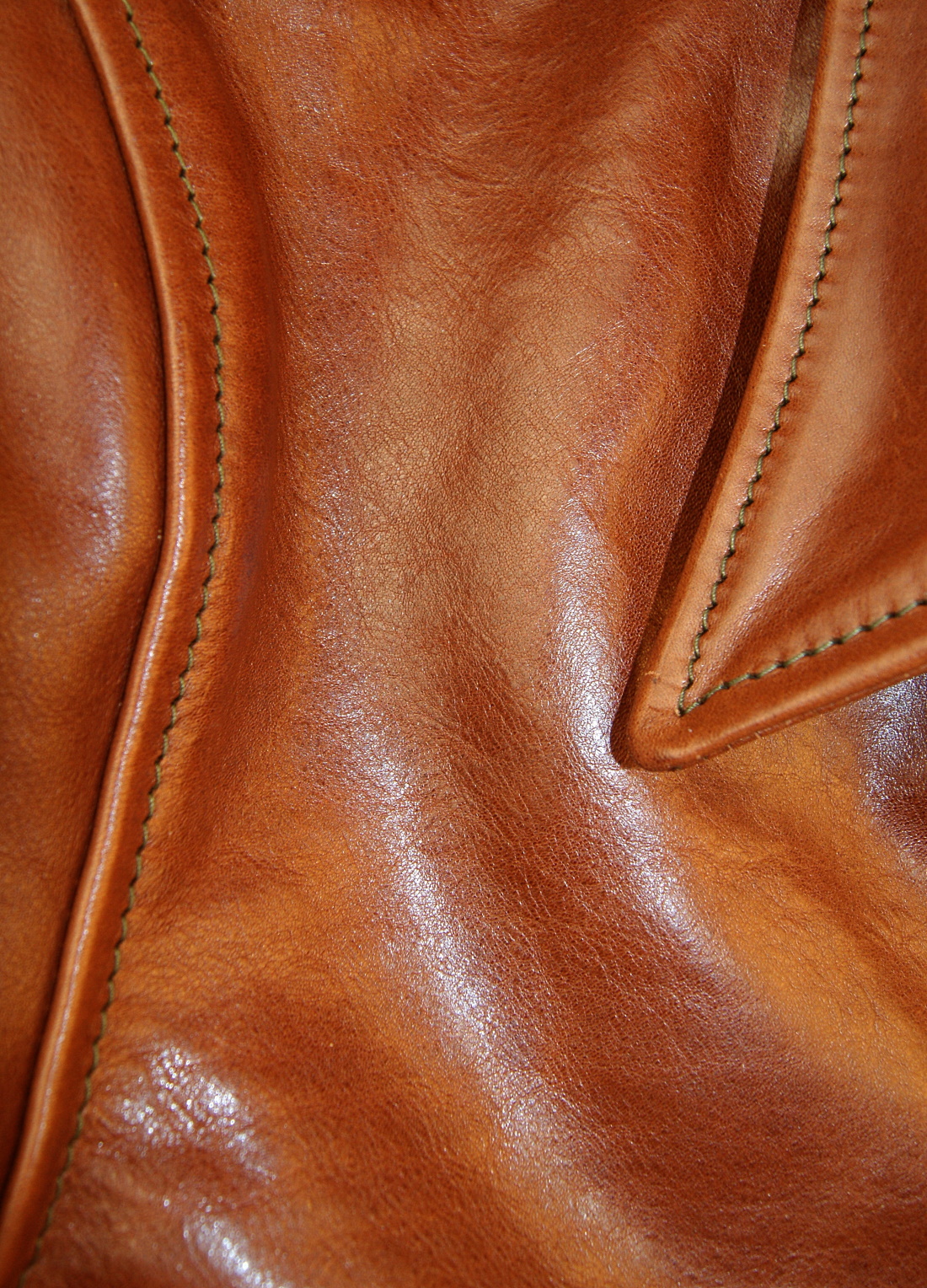 Aero Premier Highwayman Russet Badalassi Cowhide shoulder grain.jpg