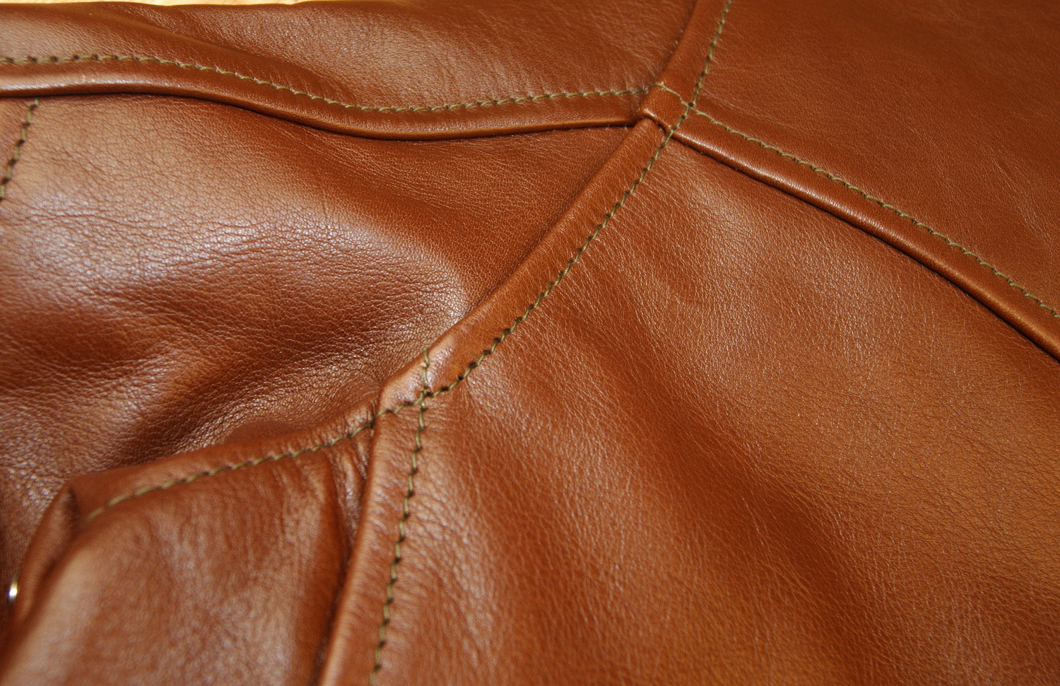 Aero Premier Highwayman Russet Vicenza Horsehide CDJ shoulder grain.jpg