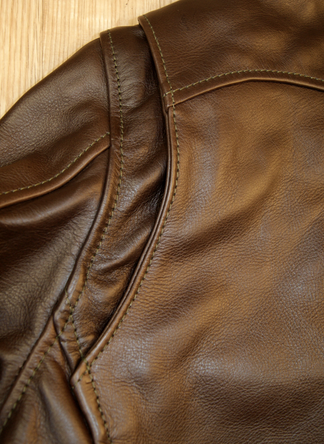 Aero Premier Highwayman Seal Vicenza Horsehide DWM shoulder gusset.jpg