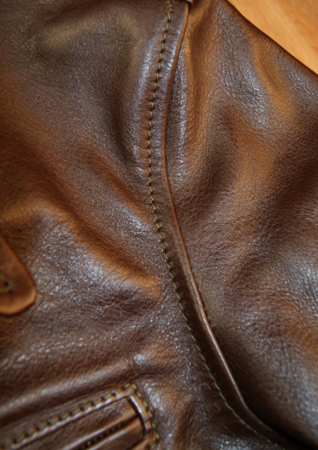 Aero Premier Highwayman Seal Vicenza Horsehide ENC shoulder grain.jpg