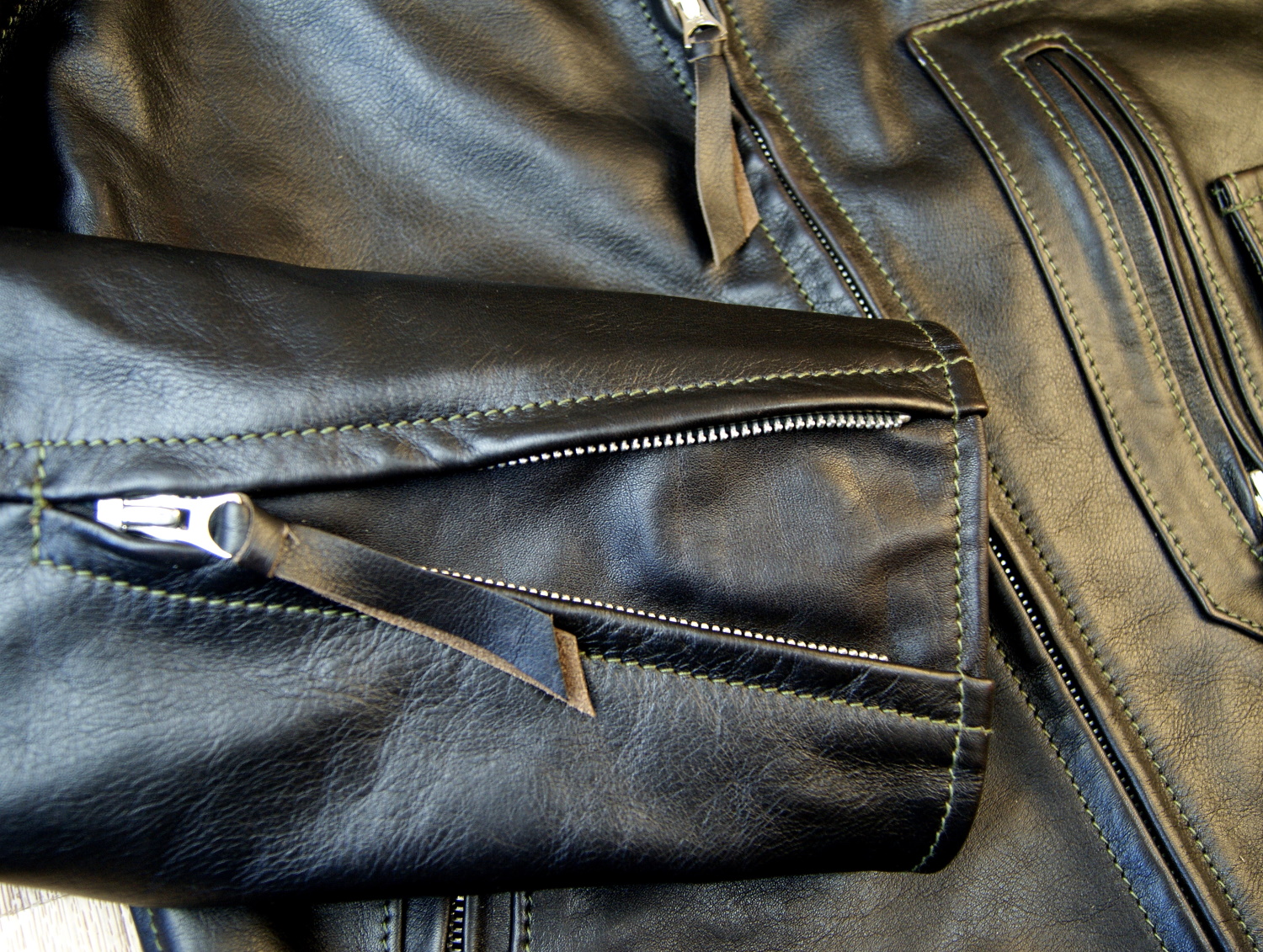 Aero Ridley Blackened Brown Vicenza Horsehide 56TF sleeve zip.jpg