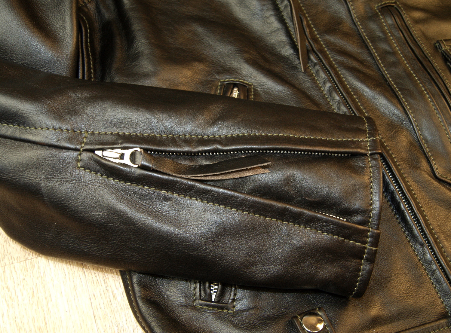 Aero Ridley Blackened Brown Vicenza Horsehide RUV sleeve zip.jpg