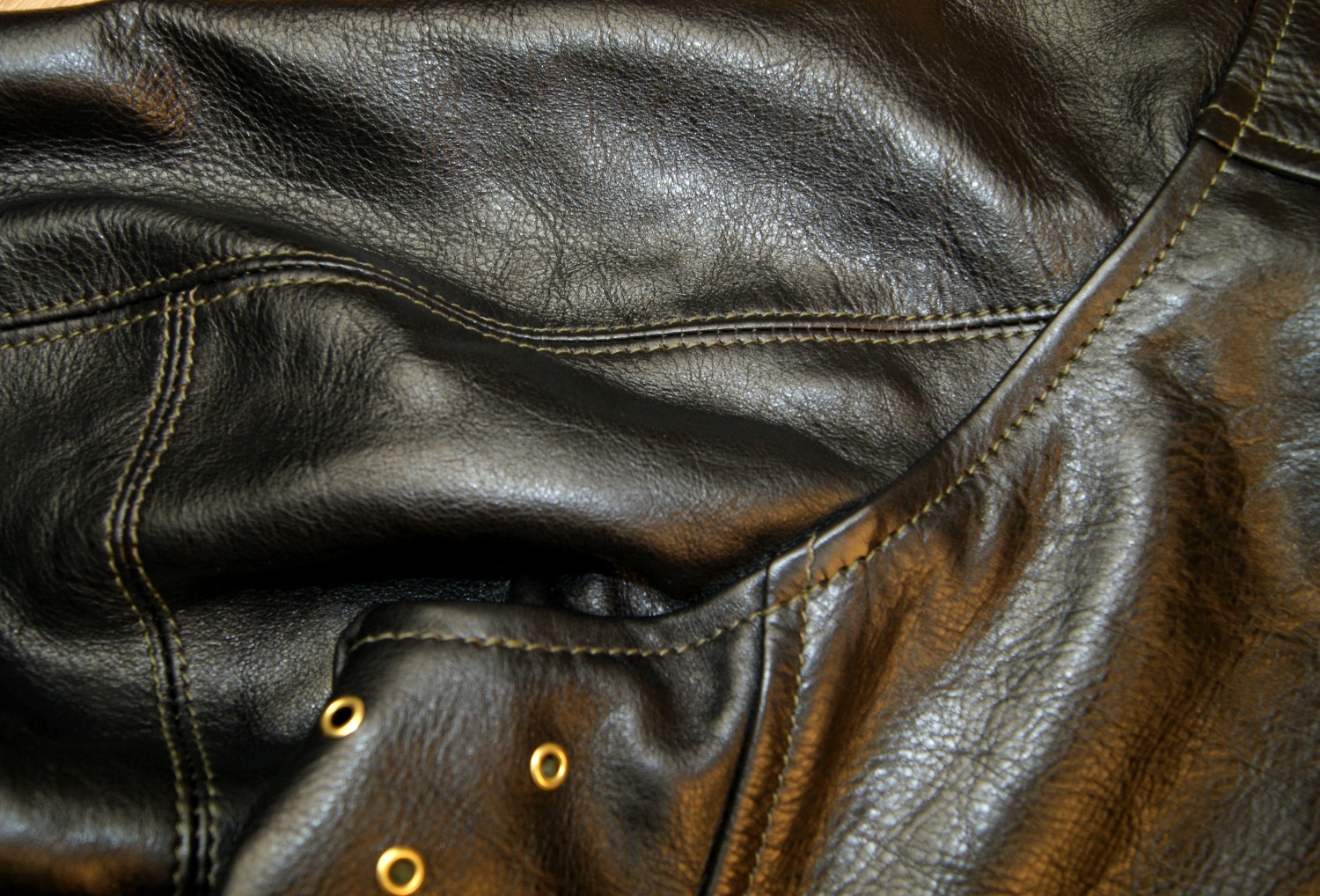 Aero Speedy Dustbowl Blackened Brown Vicenza Horsehide sleeve stitching.jpg