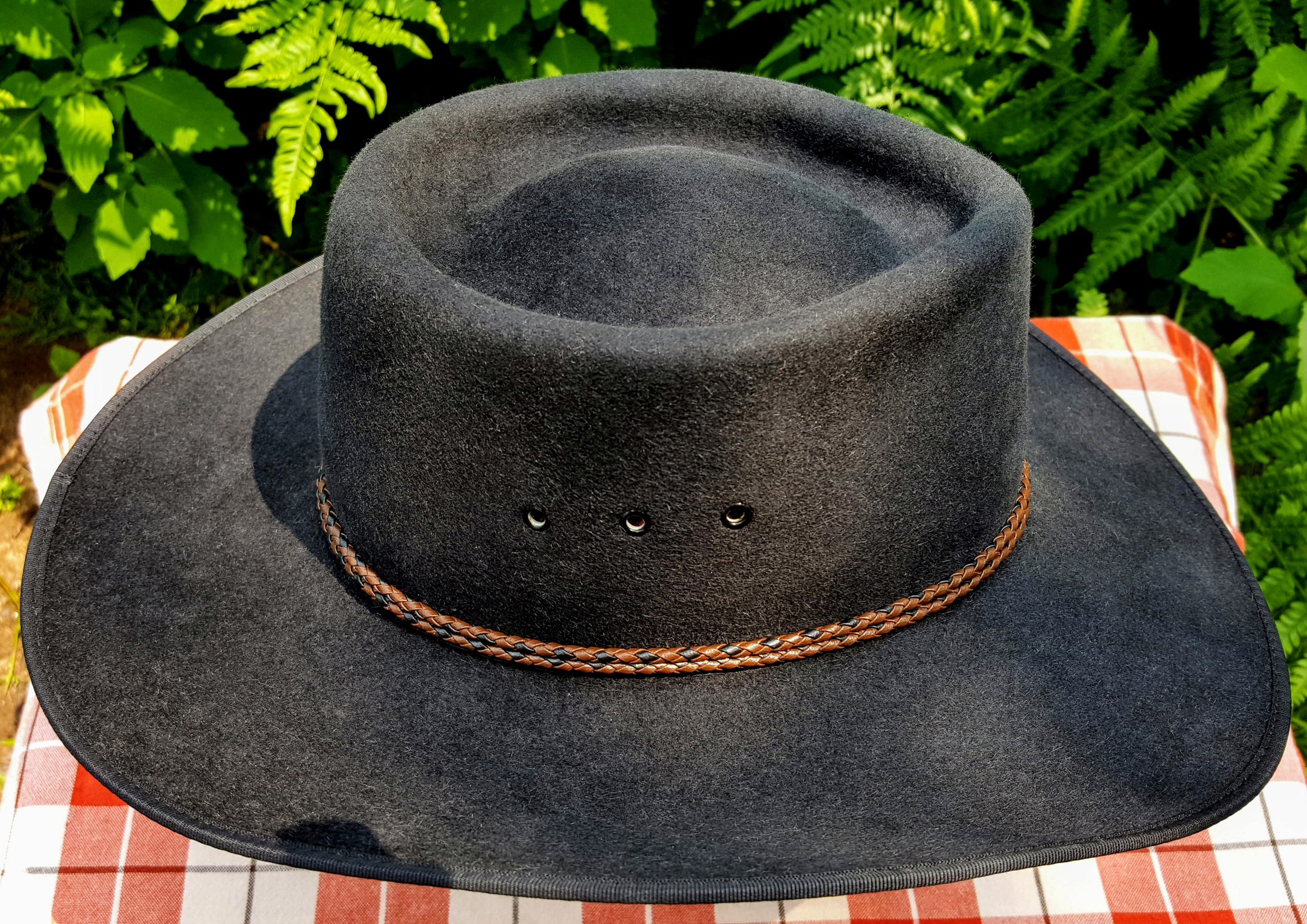 Akubra-Tracker-Black-56-Right-04.jpg