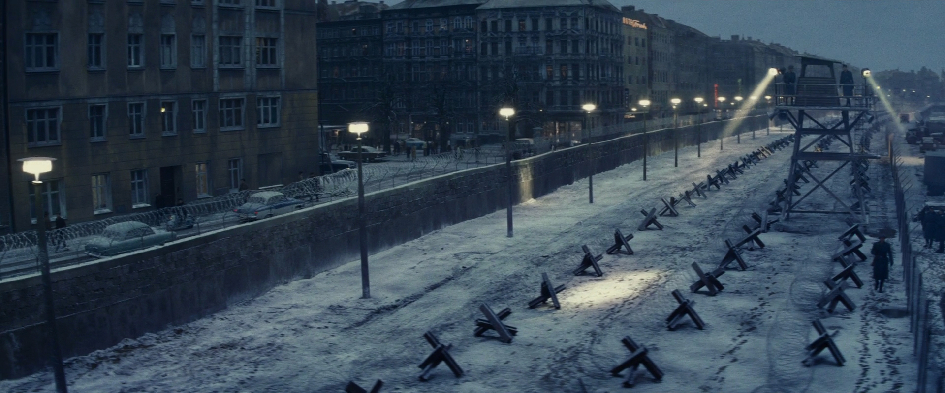 bridgeofspies_berlinwall.jpg