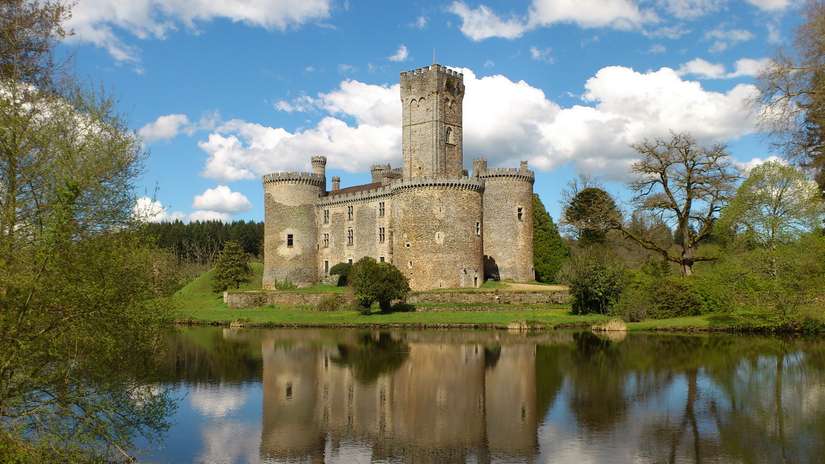 Château_de_Montbrun_le_1er_Mai_2012_resize.jpg