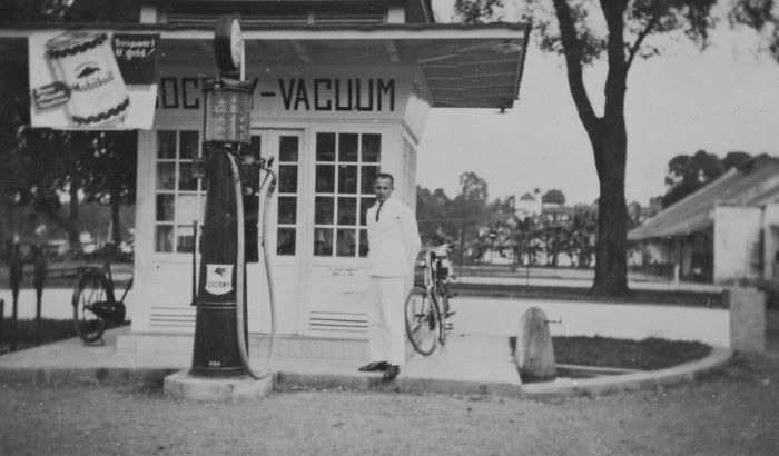 COLLECTIE_TROPENMUSEUM_Portret_van_een_man_bij_een_benzinepompstation_TMnr_60045650.jpg