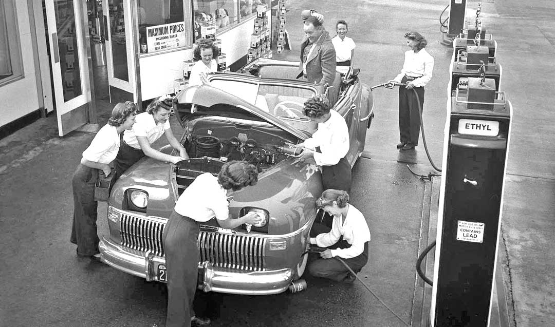 De-Soto-at-Tacoma-Gas-Station-1942.jpg