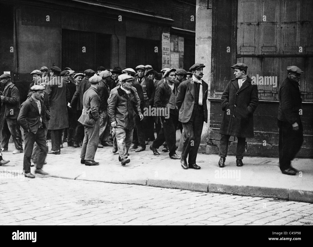 desempleados-durante-la-gran-depresion-en-francia-c45p98.jpg