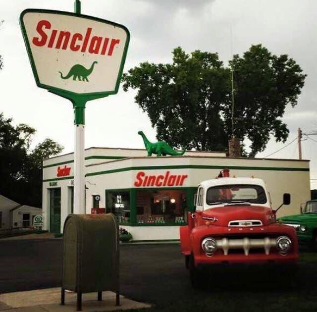 Dinoe--gas-station-sinclair.jpg