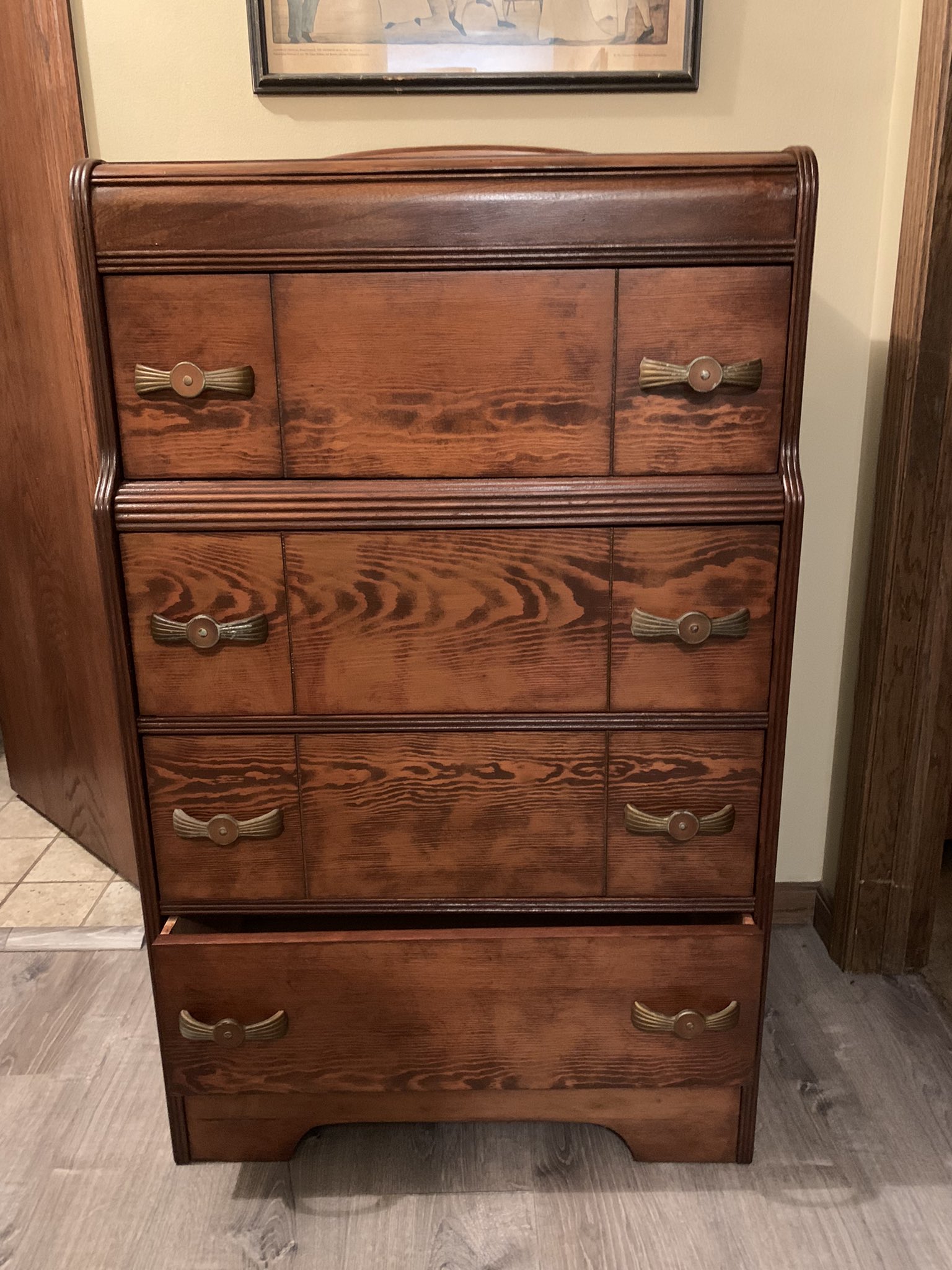 dresser1.jpg