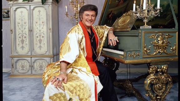 e1369531587000-TDS-Liberace-CP-robe-1305252127_16_9.jpg