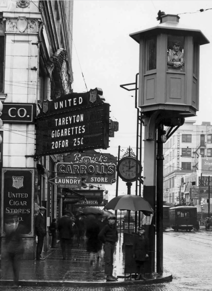 Fahey Brockman Seattle 1925 Traffic Tower Fourth And Pike.PNG