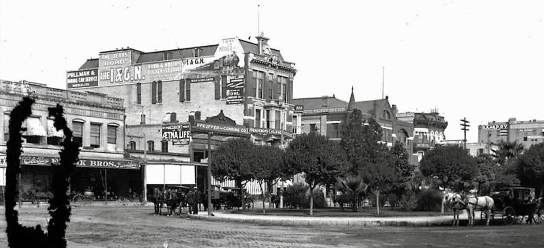 Frank_Bros_San_Antonio_1902_209_Alamo_Plaza.JPG