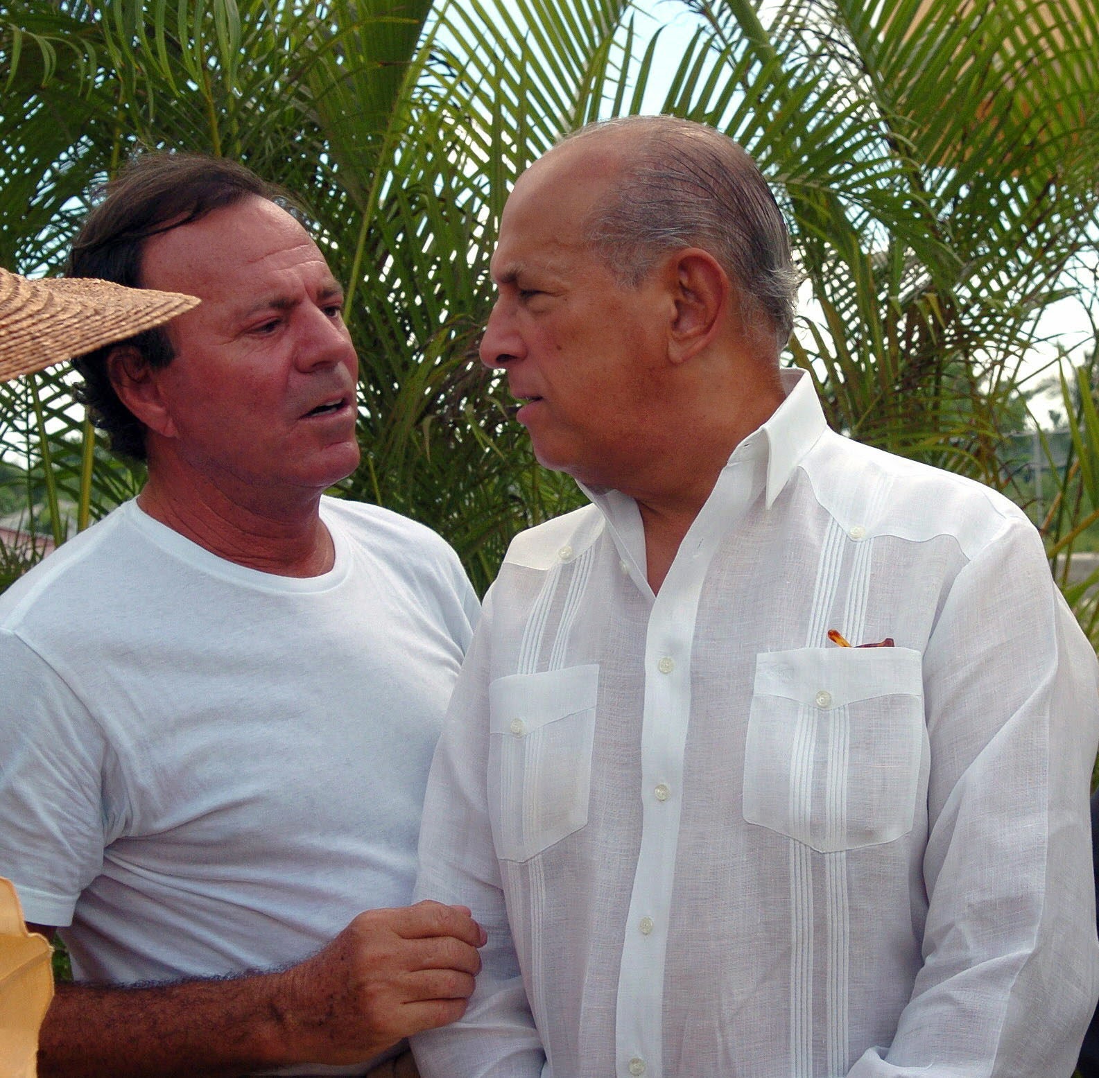 Guayabera-oscar de la renta y julio iglesias..jpg