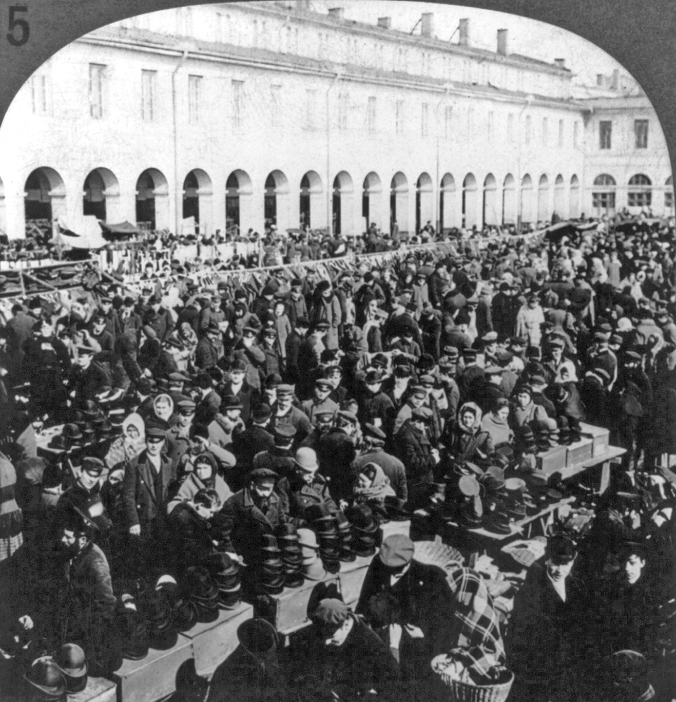 hat_clothing_market_poland_1919.jpg