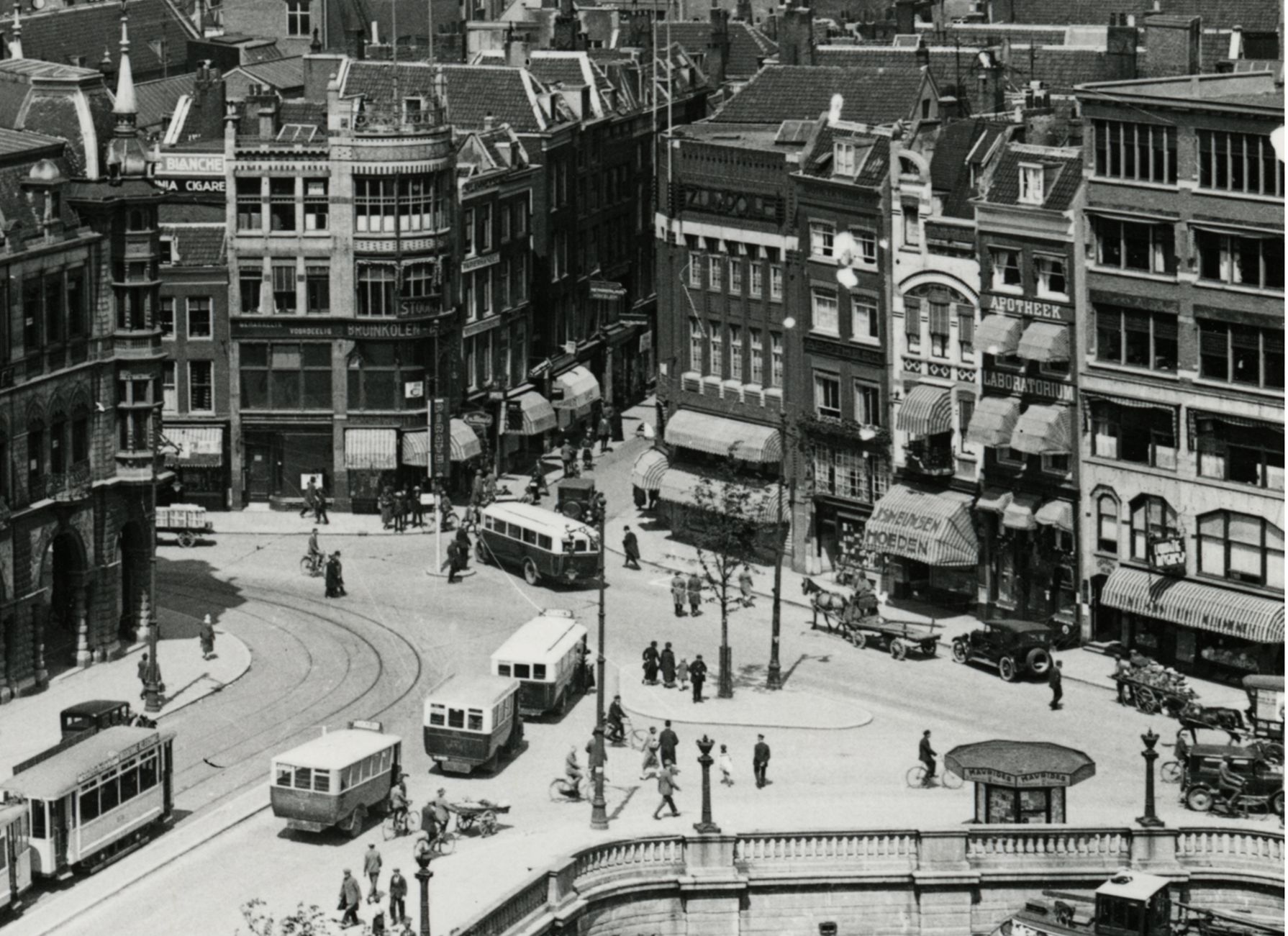 Hoedenzaak_J.S._Meuwsen_op_Mosseltrap_3,_Rotterdam_in_1920.jpg