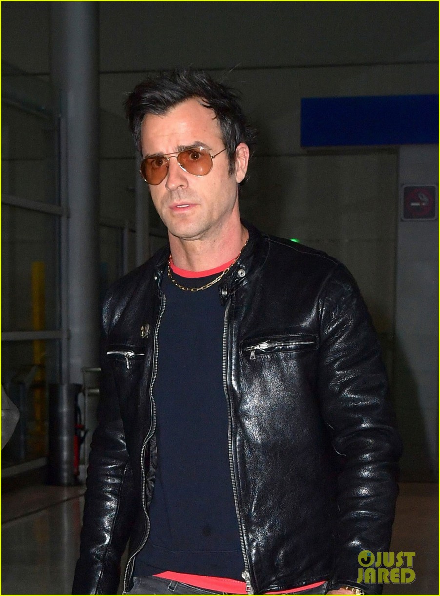 justin-theroux-arrives-in-paris-for-fashion-week-04.jpg