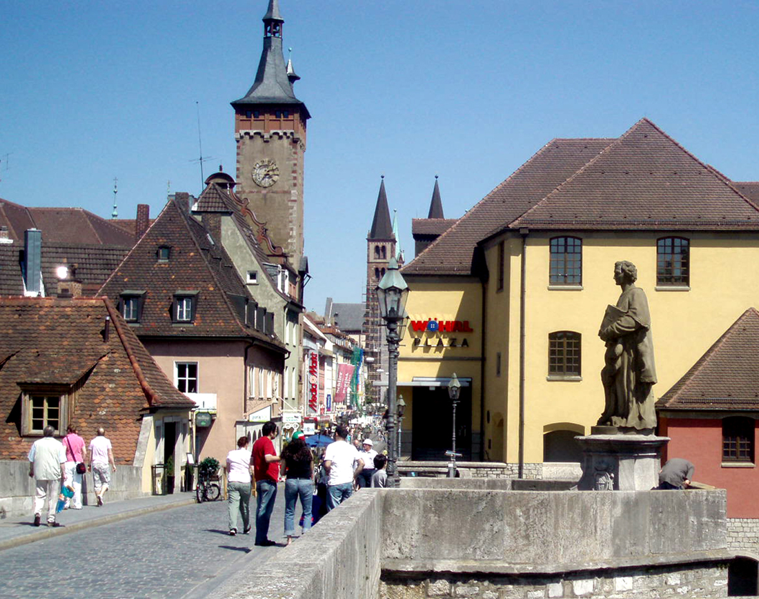 Marienplatz Brige Wurzburg (15).jpg