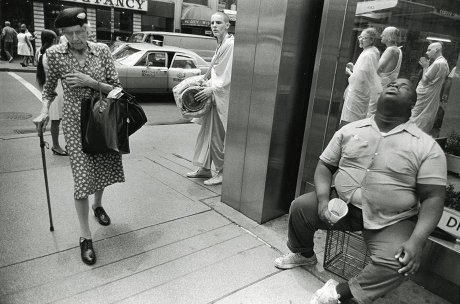 old-woman-blind-man-and-hare-krishnas-nyc-1972.jpg.crop_.article920-large.jpg