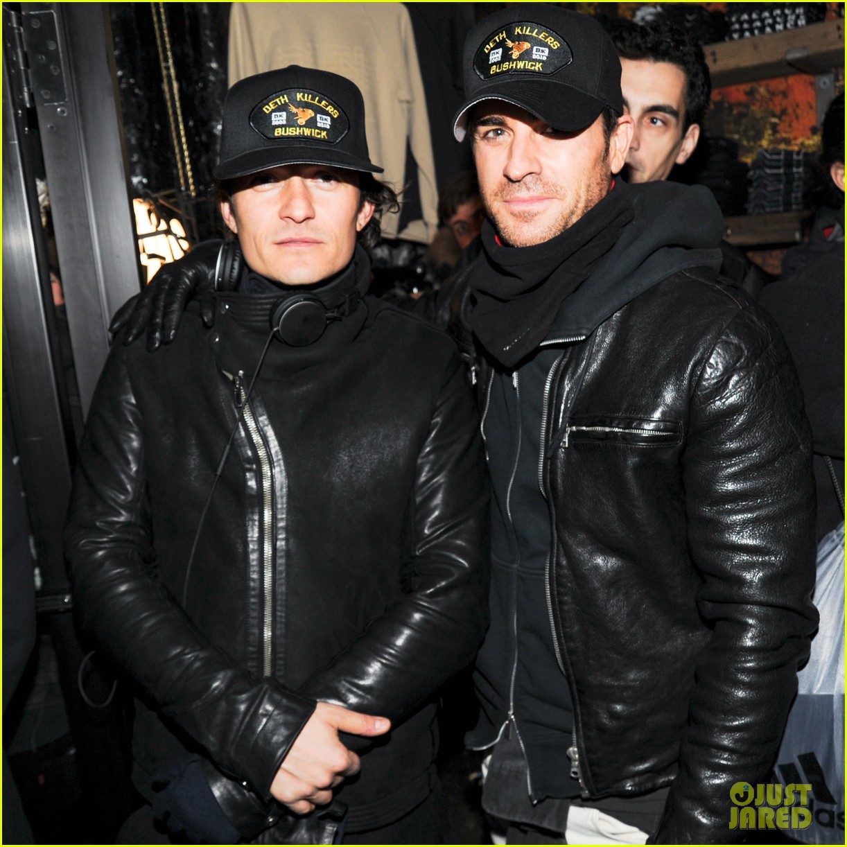 orlando-bloom-pops-a-wheelie-meets-justin-theroux-at-deth-killers-event-07.jpg