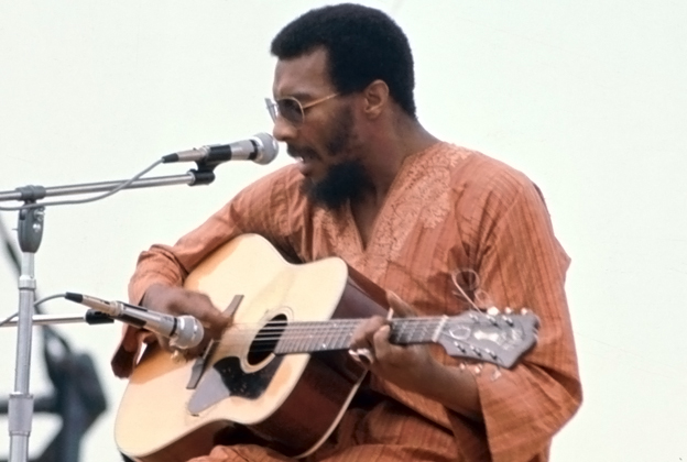 Richie Havens with Guild D-40.jpg