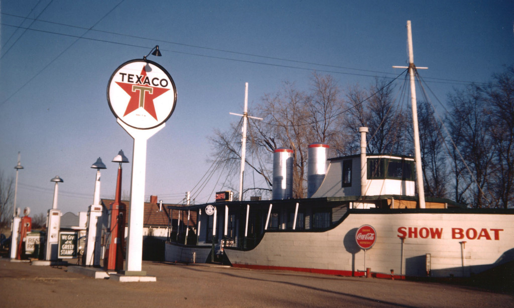 showboat_gas_station_hastings_NE_1960s.jpg