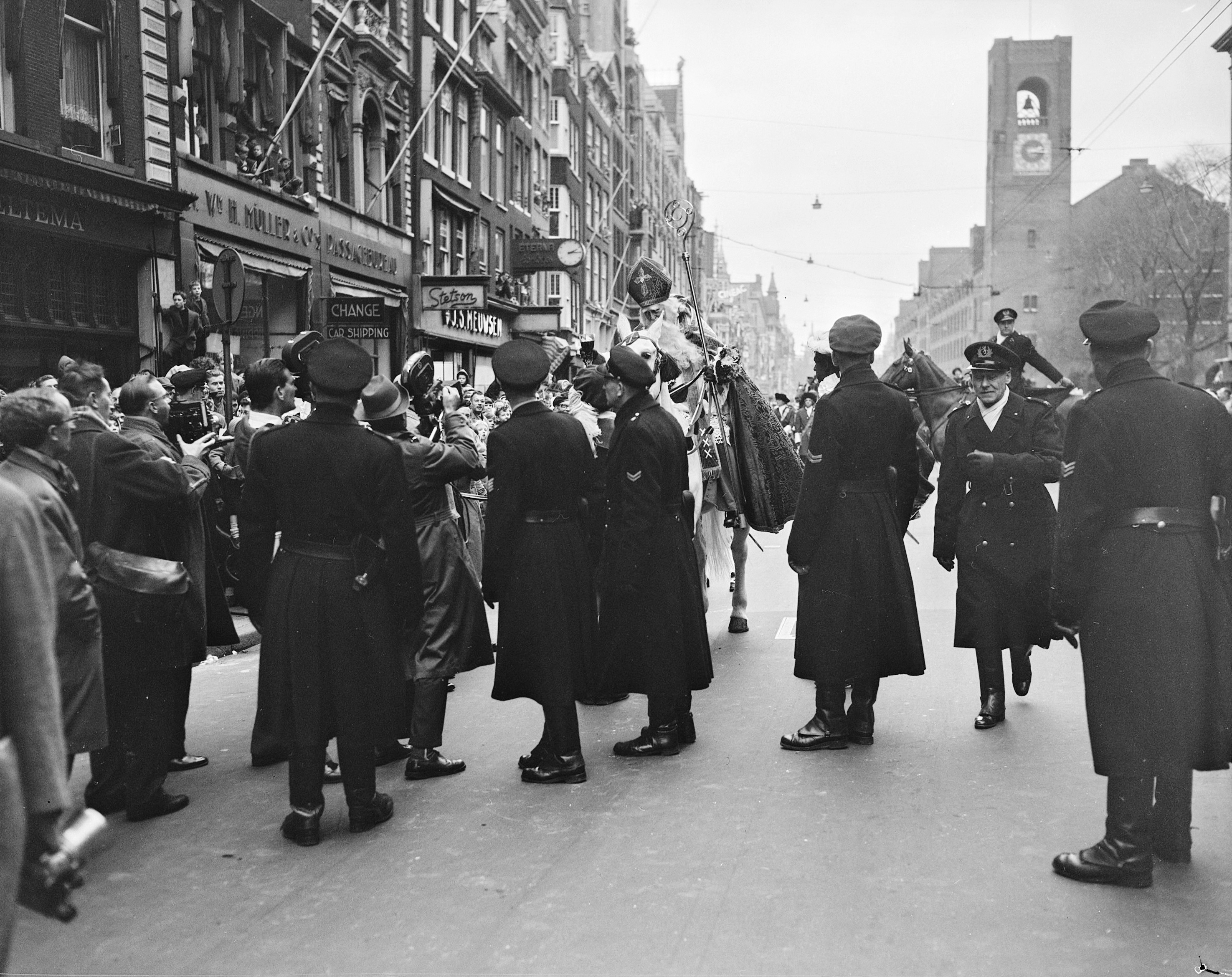 Sinterklaasintocht_in_Amsterdam_op_Damrak,_1959.jpg