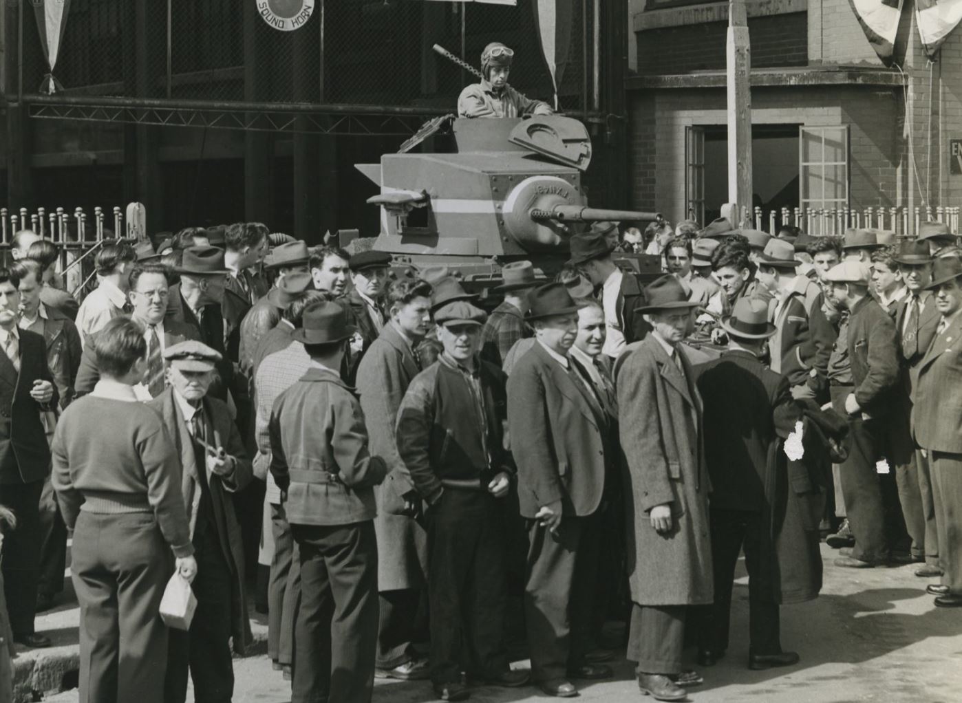 tank_crowd_1940s.JPG