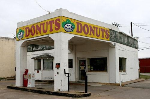 TexasItalyGasStationDonut18StephenMichaels0408.jpg