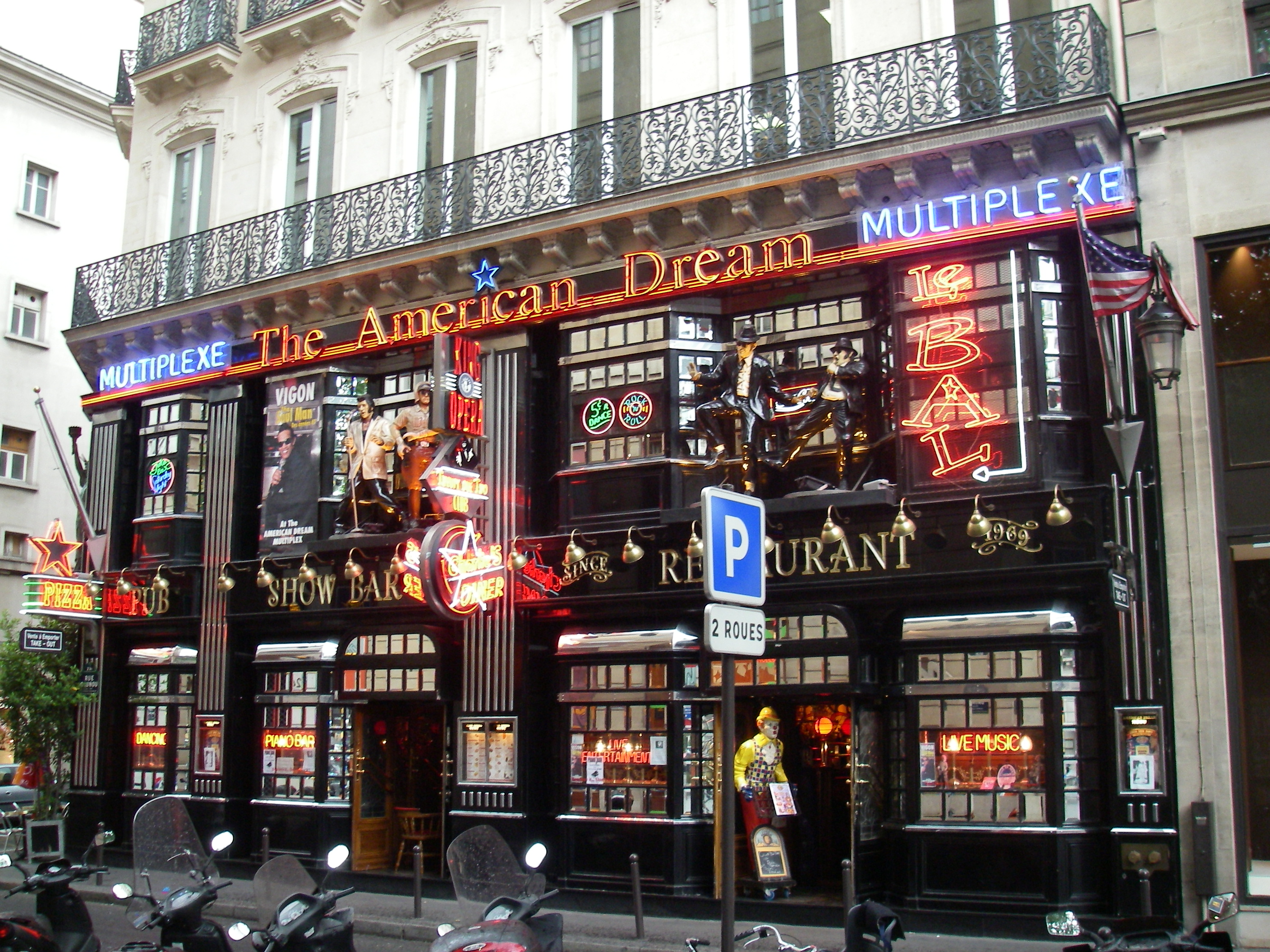 The_American_Dream,_21_Rue_Daunou,_Paris_2006.jpg