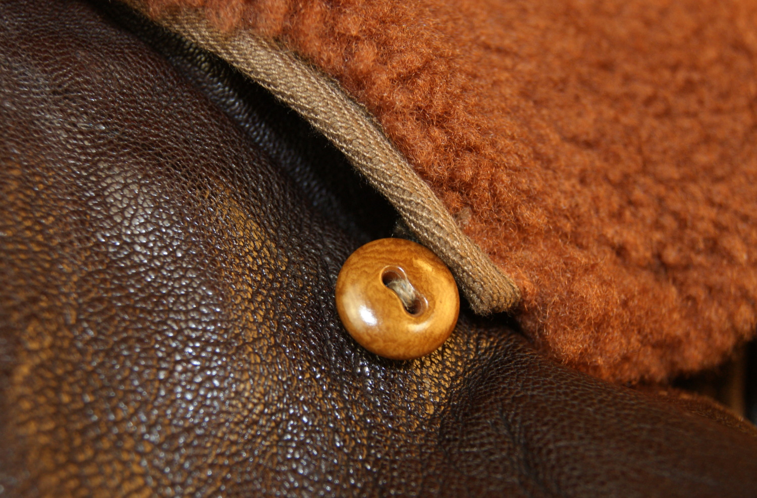 Thedi 127920 Shearling Washed Goatskin collar button.jpg