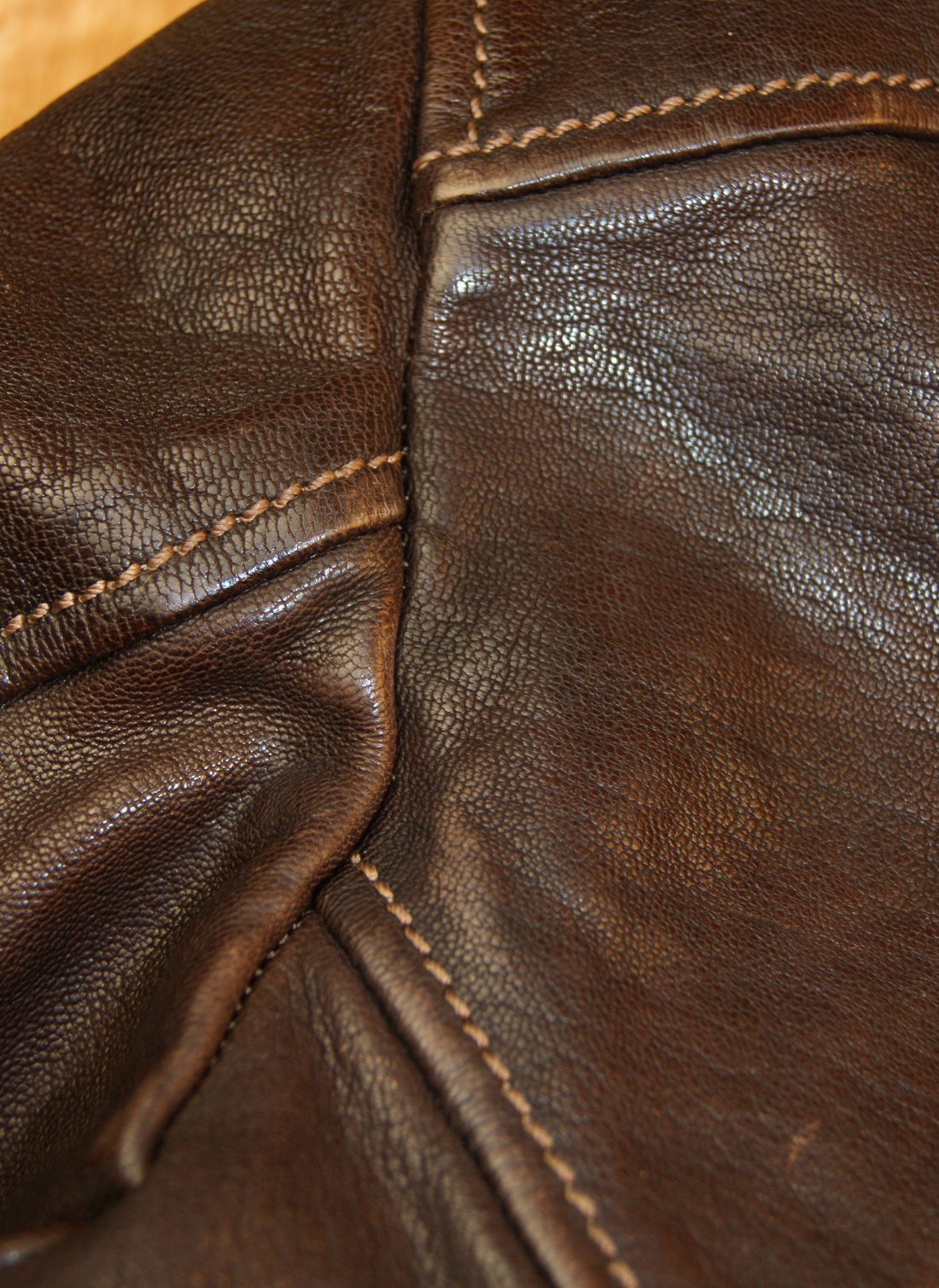 Thedi 127920 Shearling Washed Goatskin shoulder seam.jpg