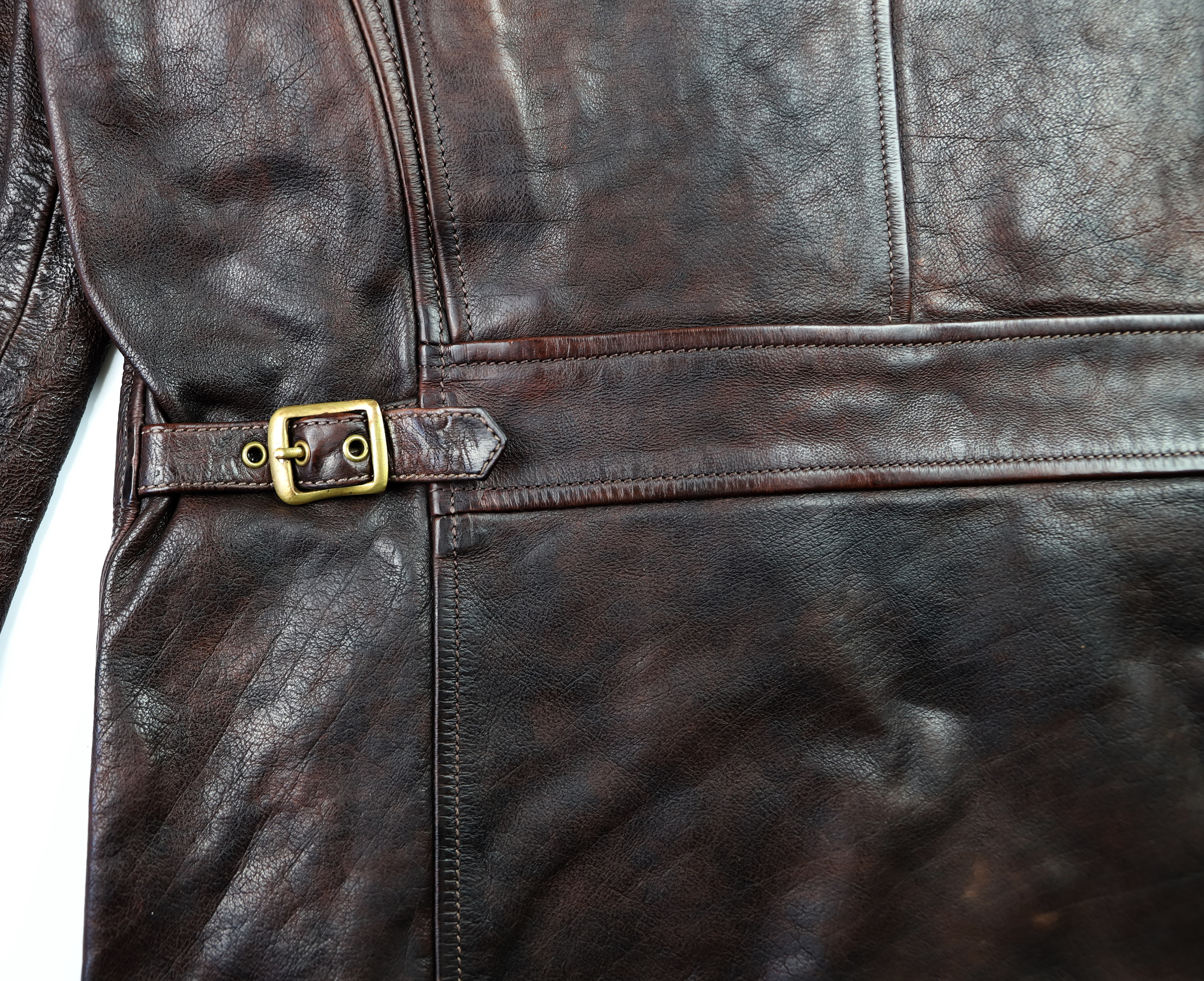 Thedi Hektor Hand-Dyed Cocoa Buffalo side buckle.jpg