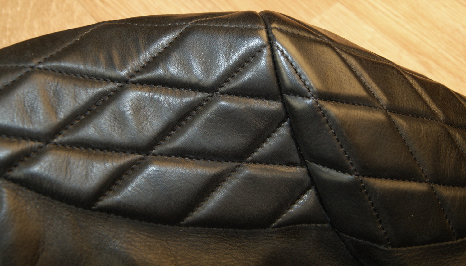 Thedi Phenix Black Horsehide THP15 shoulder quilting.jpg