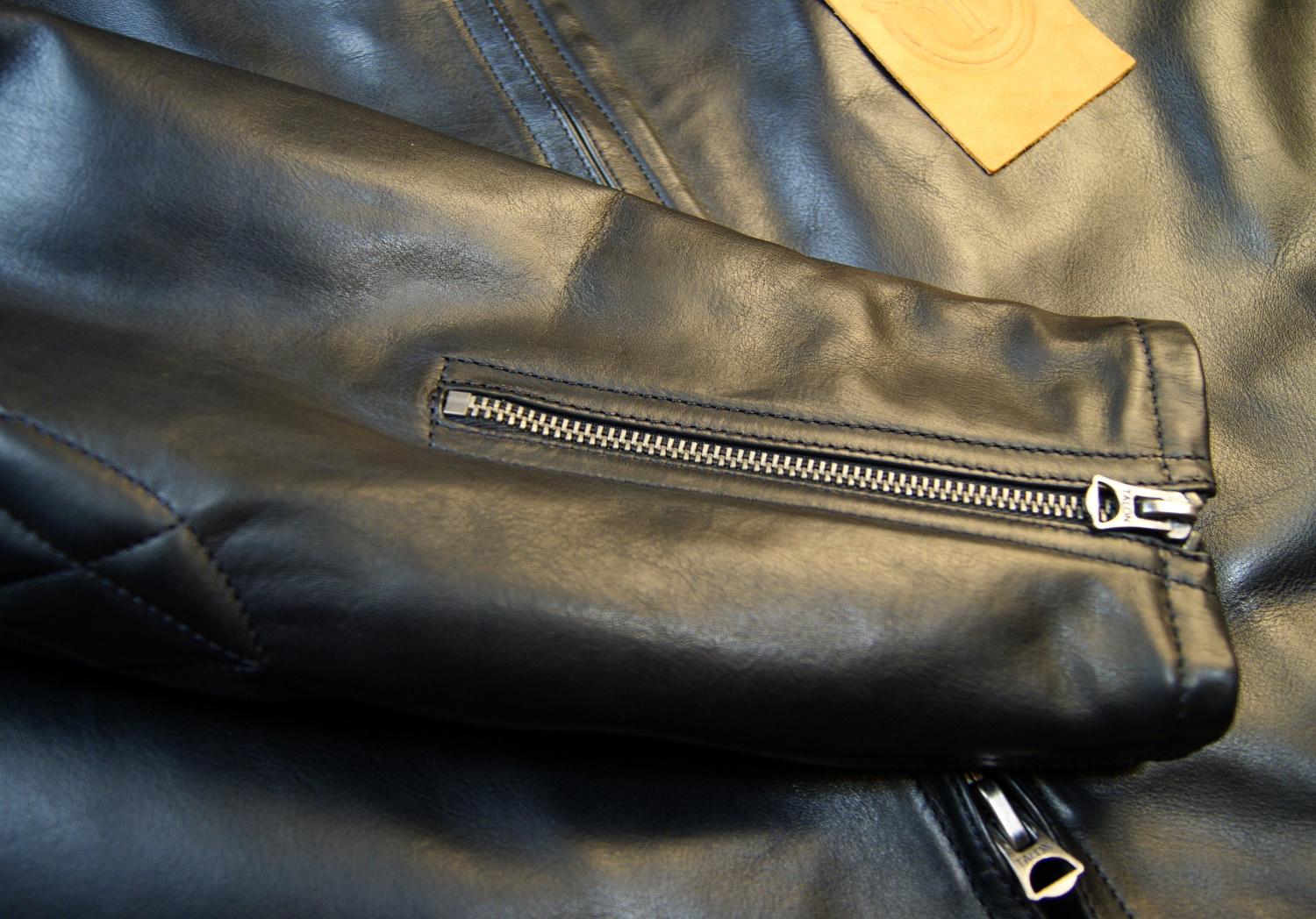 Thedi Phenix Black Horsehide THP15 sleeve zip.jpg