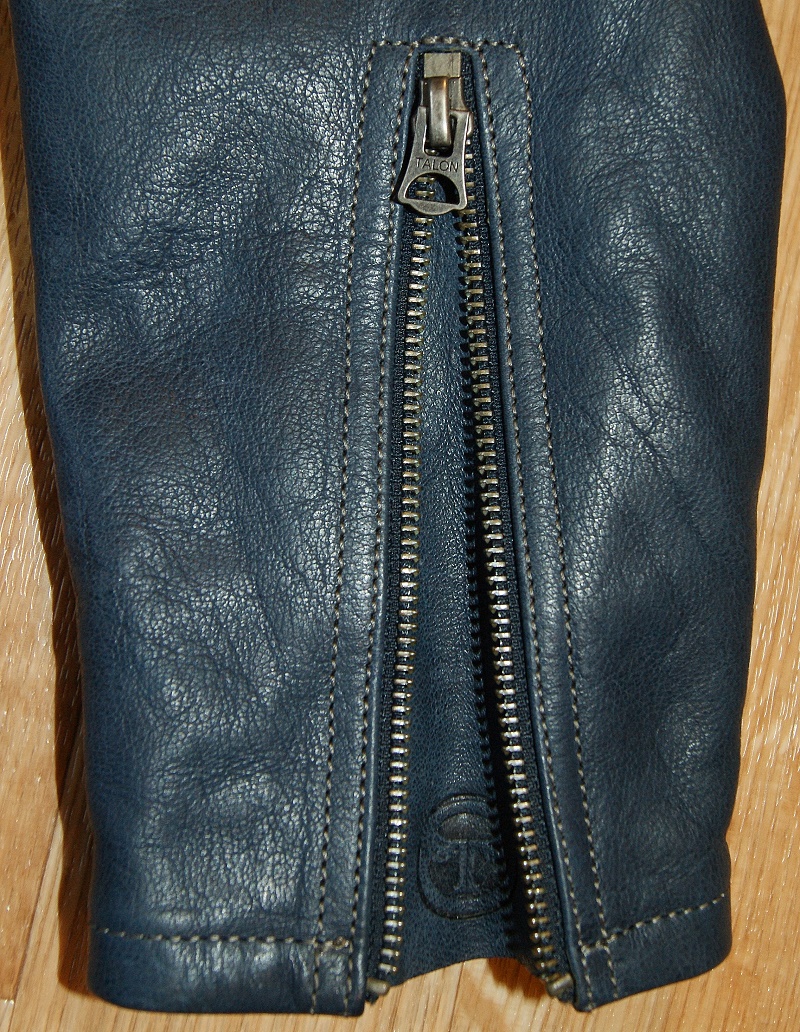 Thedi Phenix Blue Buffalo sleeve zip.jpg